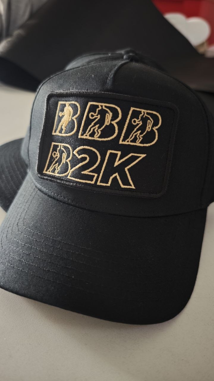Schwarze Trucker Kappe mit goldenem B2K Basketball Aufnäher