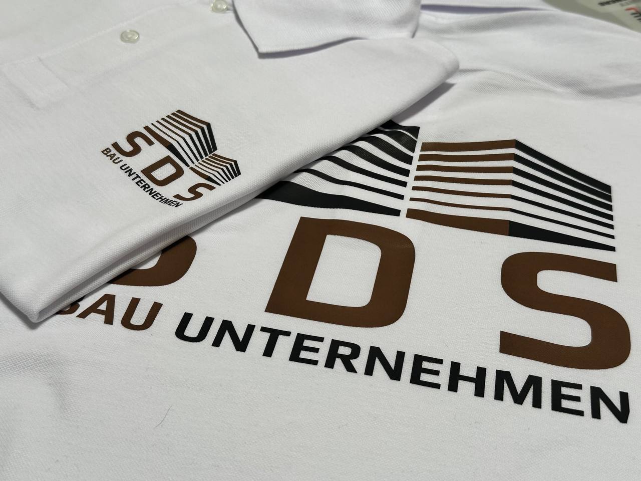 Polo Shirts SDS Bauunternehmen mit Logo bedruckt in Braun und Schwarz
