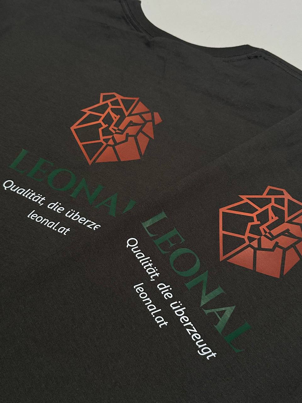 Schwarze T-Shirts mit zweifarbigem Leonal Logo bedruckt aus Wien