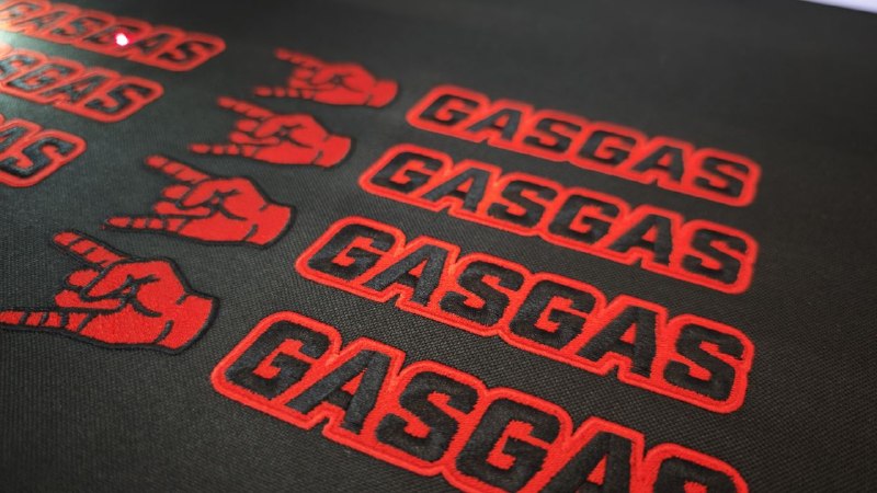 GASGAS Schriftzug Aufnäher und Faust Logo gestickt in Rot auf schwarzem Untergrund