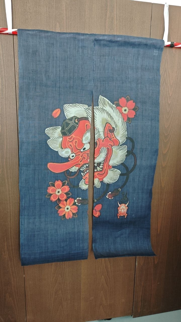Großer Textildruck als Wandgemälde mit japanischem Hannya Motiv und Kirschblüten auf indigoblauem Leinen