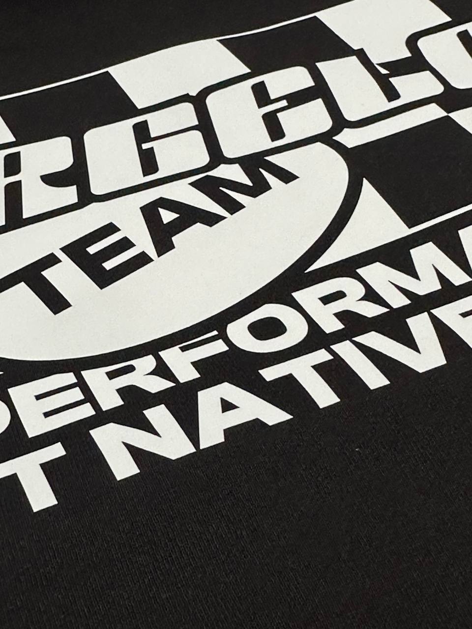 Hoodie bedrucken Wien: schwarzer Hoodie mit großflächigem weißen Performance Team Druck