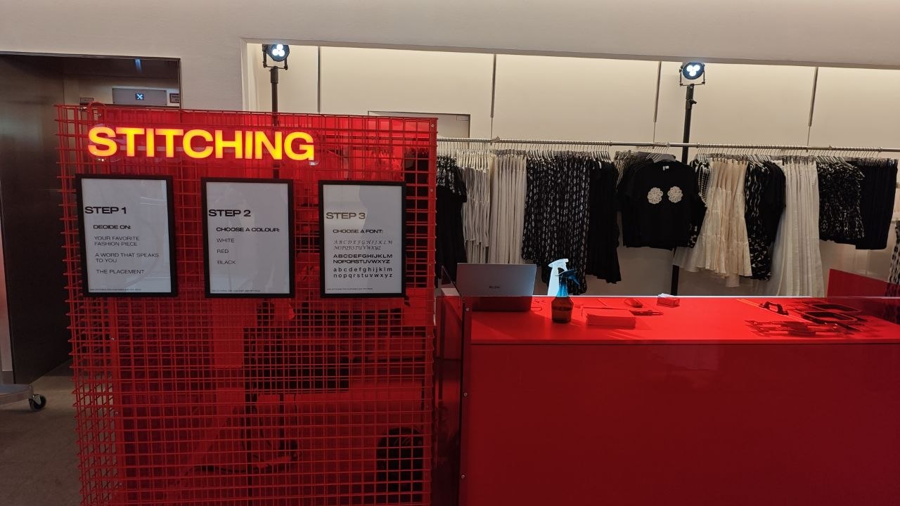 Eventstickerei Pop-up Stitching Station von Wiener Stickerei im H und M Store Mariahilfer Straße in Wien
