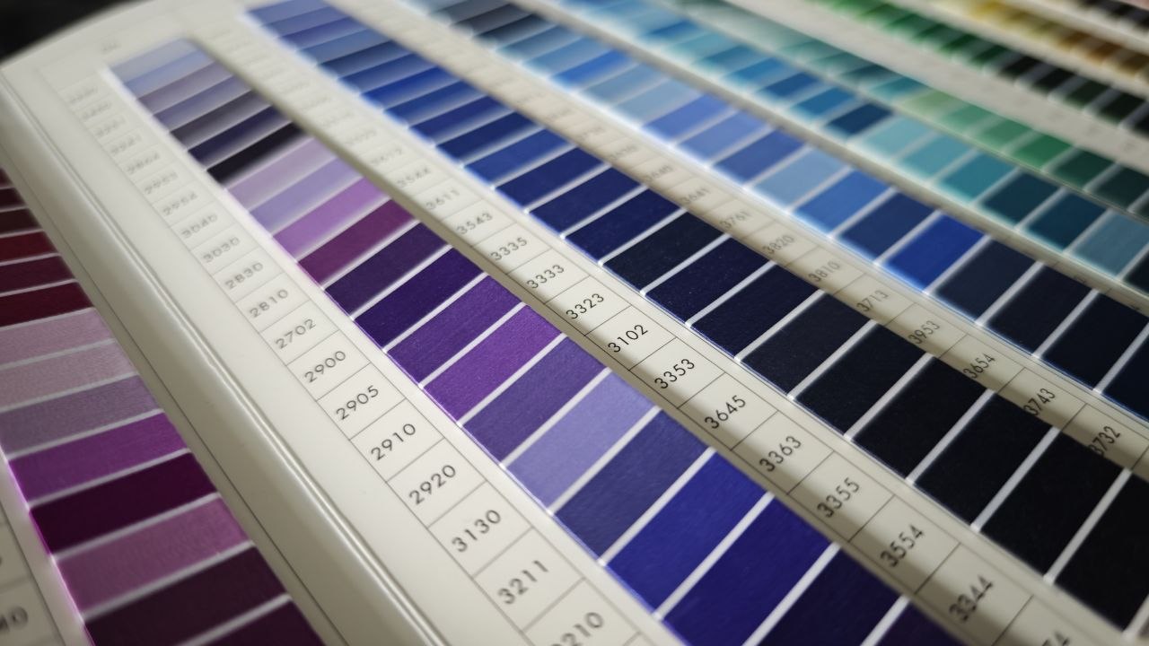Isacord 40 Garnfächer mit allen Blau und Violett Tönen samt Farbnummern
