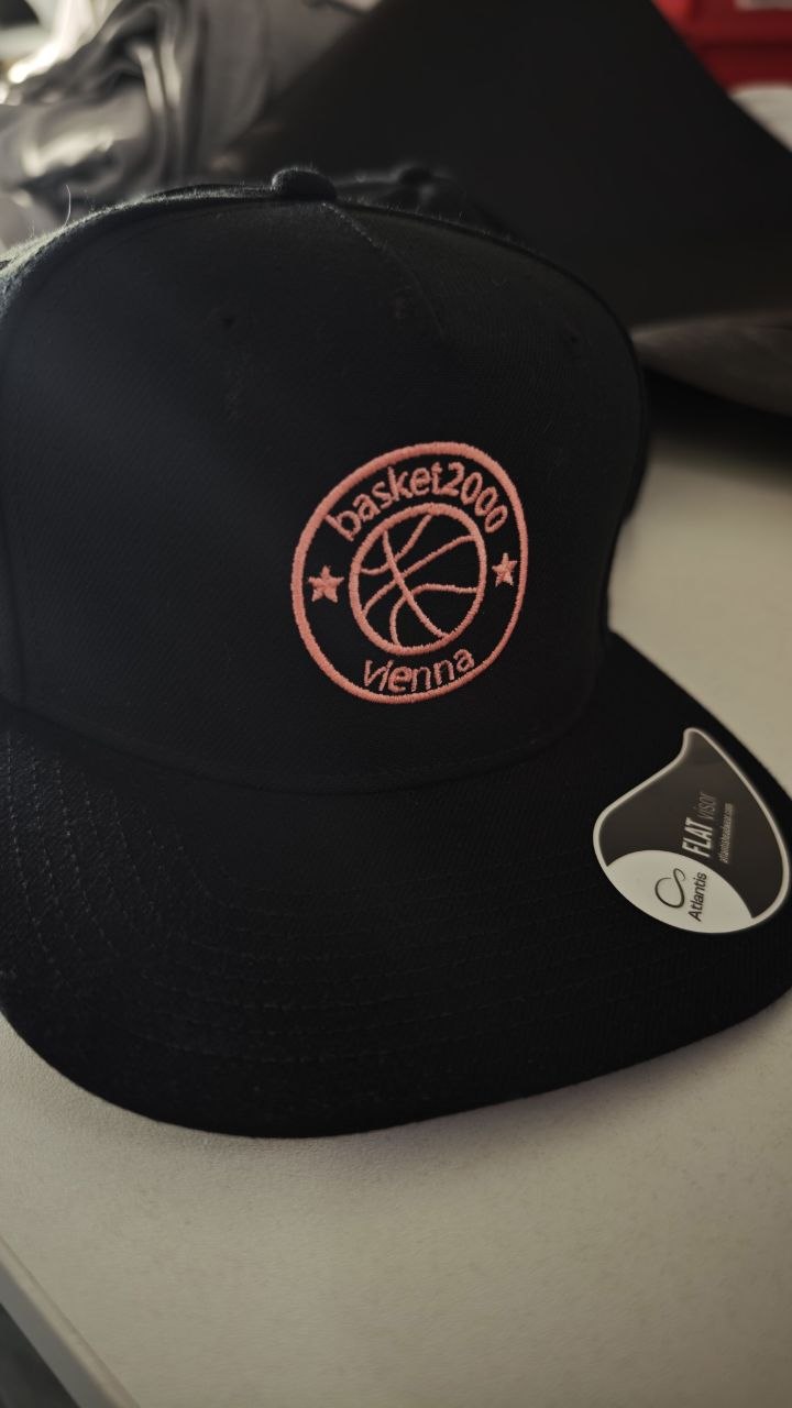Caps besticken Wien für Vereine: schwarze Snapback mit besticktem basket2000 vienna Vereinslogo in Rosa