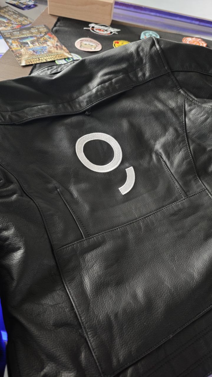 Logo auf schwarzer Lederjacke gestickt, Lederstickerei Wien