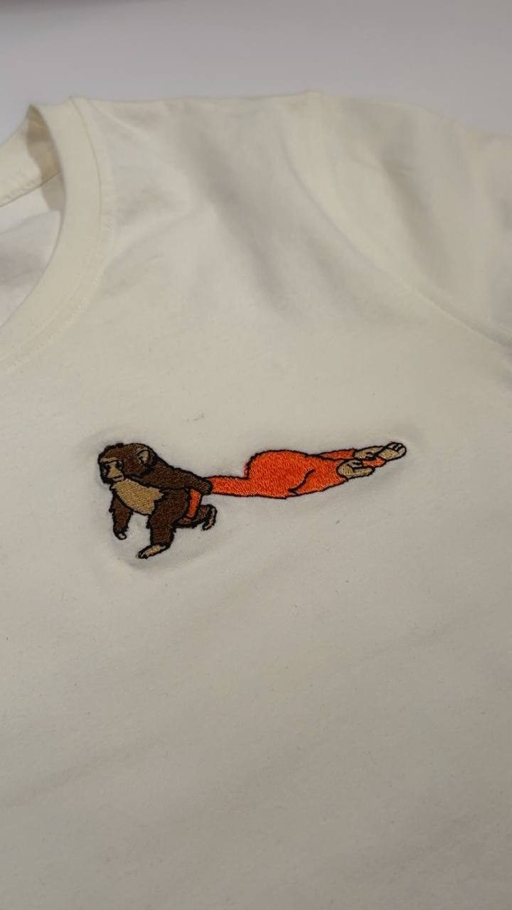 Kinderzeichnung als Stickerei umgesetzt, Affe auf T-Shirt gestickt Wien